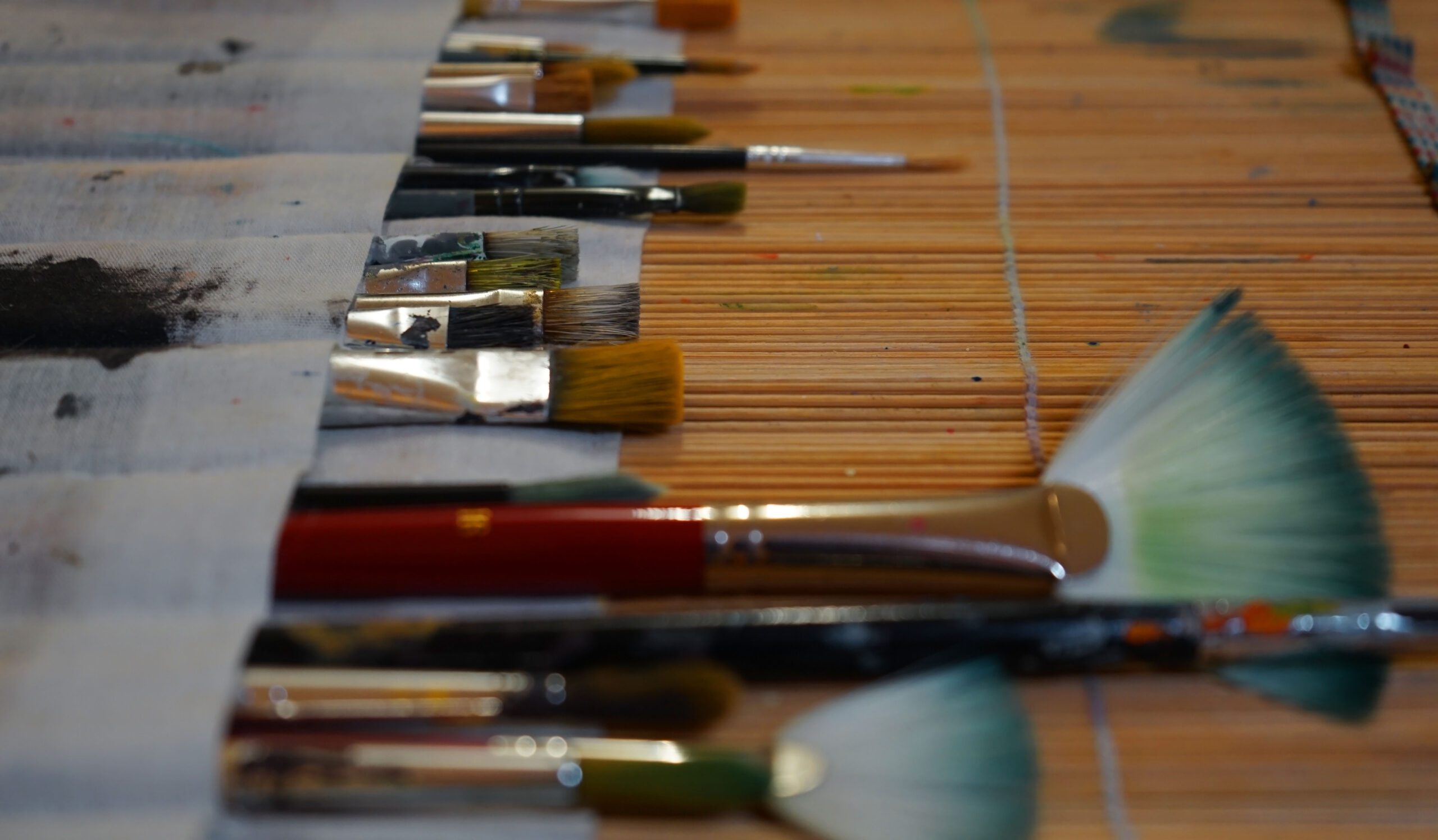 Nahaufnahme bunter Pinsel