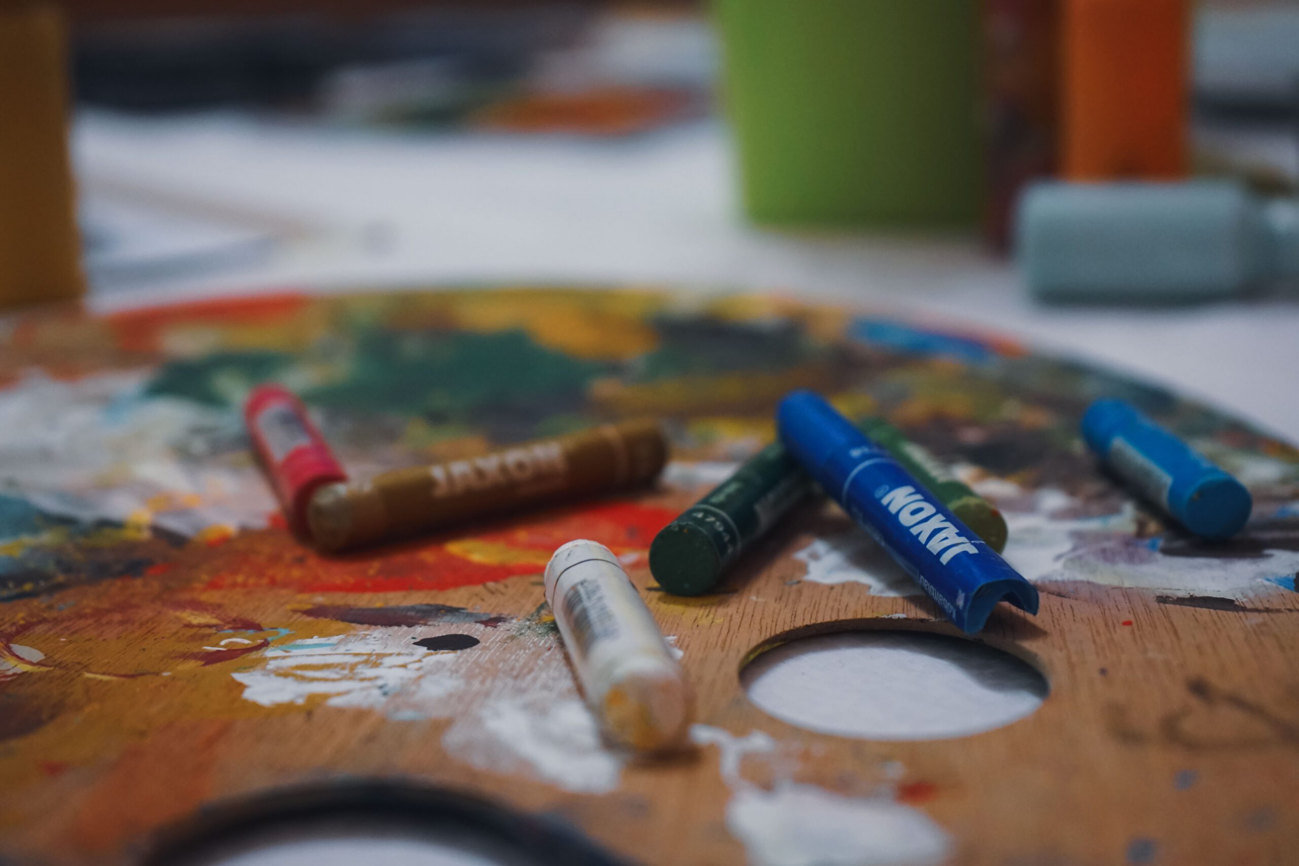 Farbpalette mit Wachsmalfarben