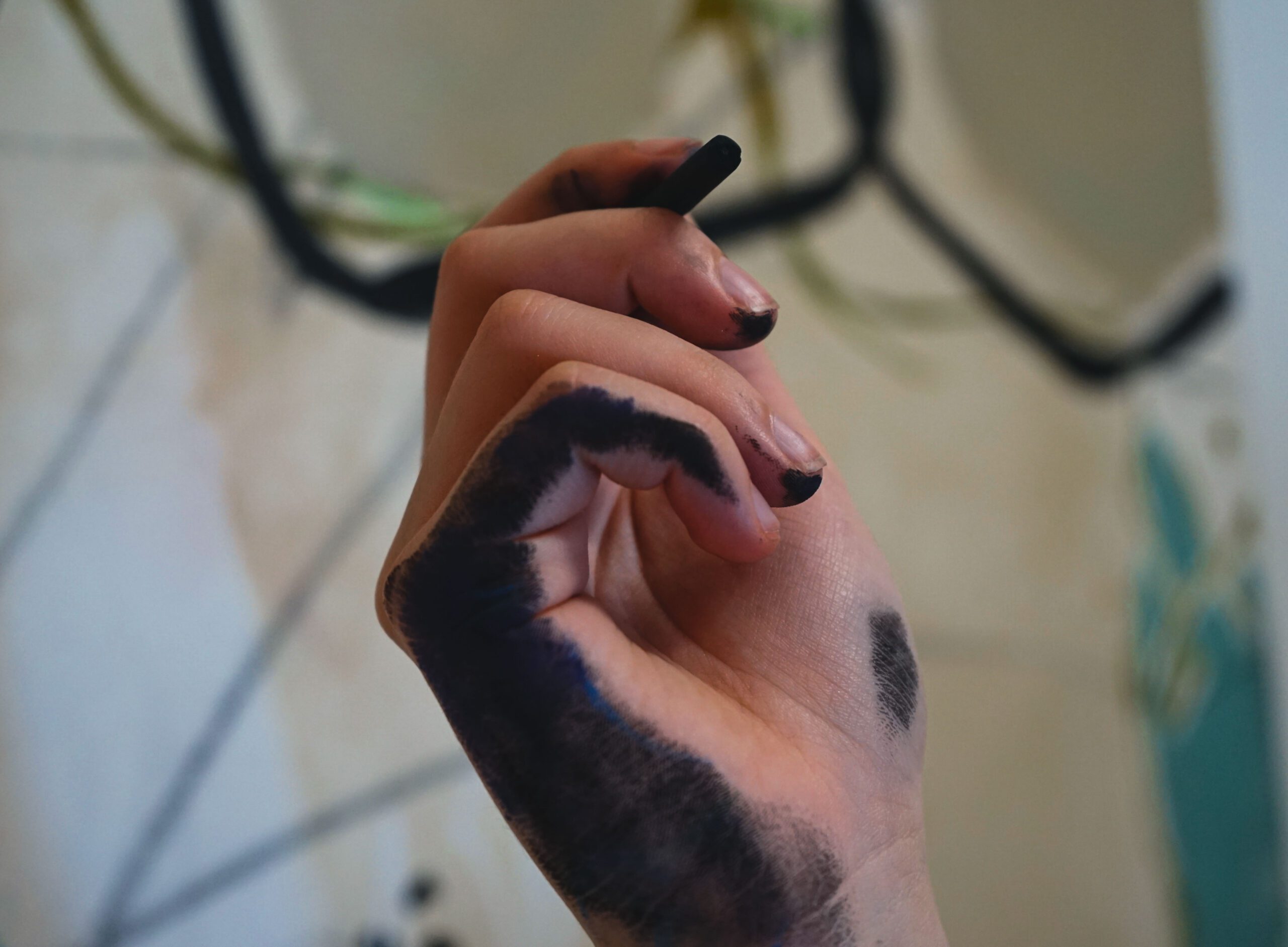 Hand nach künstlerischem Arbeiten