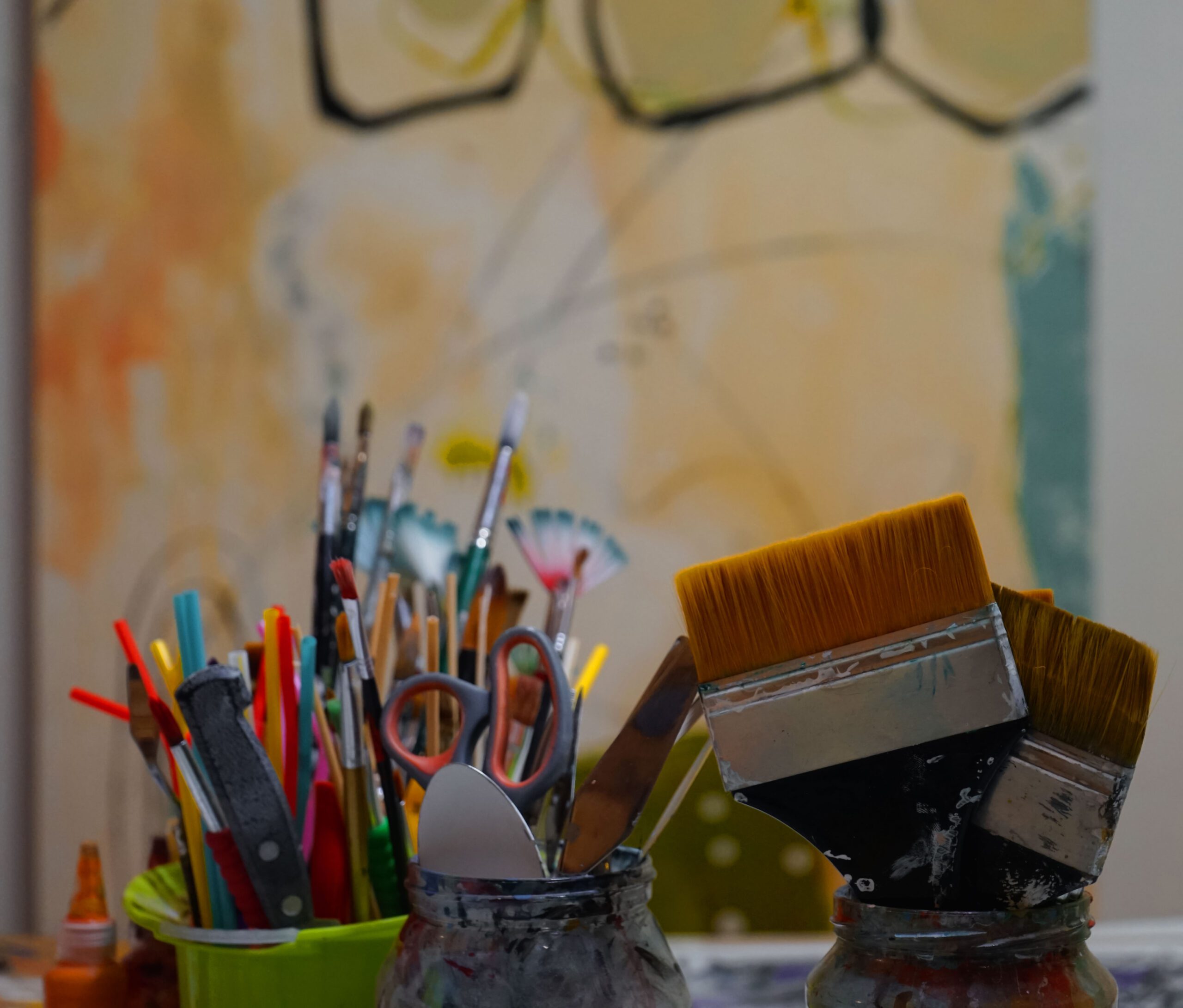 Pinselsammlung vor einem Gemälde