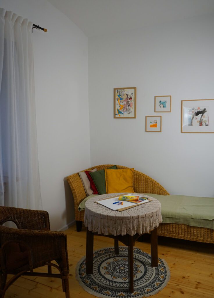 Sessel, Tisch und Divan der Therapieecke in der Kunststube