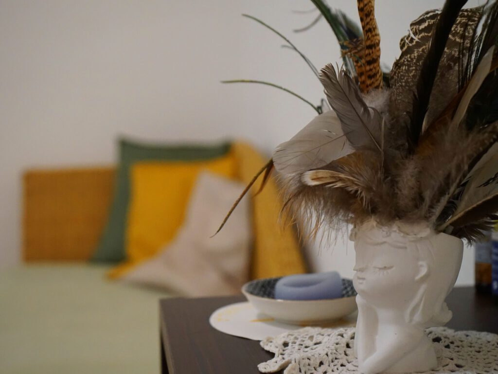 Statue mit Feder, im Hintergrund der Therapieplatz